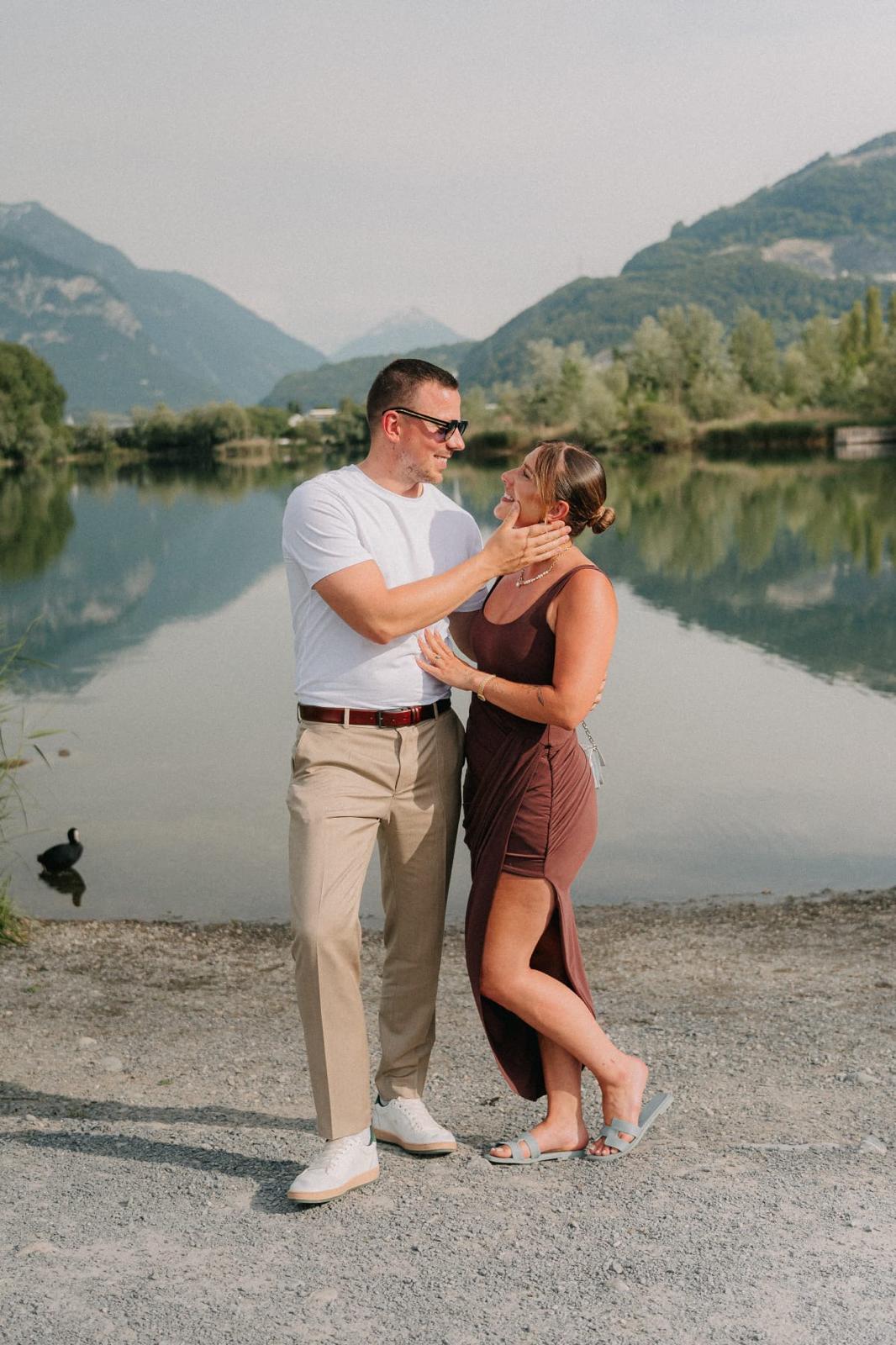 Nous deux au bord du lac, en été